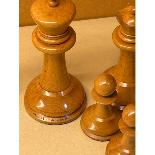 255 - A good quality 19th century Jacques Staunton chess set, weighted boxwood and ebony, in original maho... 