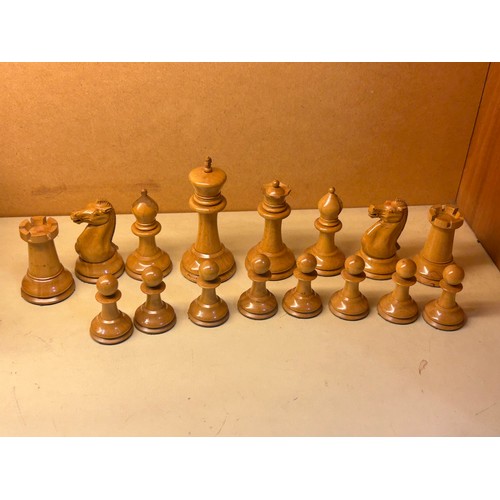 255 - A good quality 19th century Jacques Staunton chess set, weighted boxwood and ebony, in original maho... 