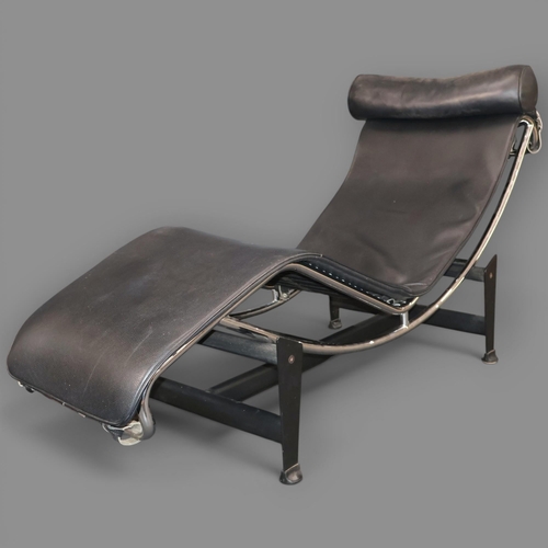 2018 - A reproduction Le Corbusier LC4 Chaise longue Lounge chair in black leather and chrome on metal crad... 
