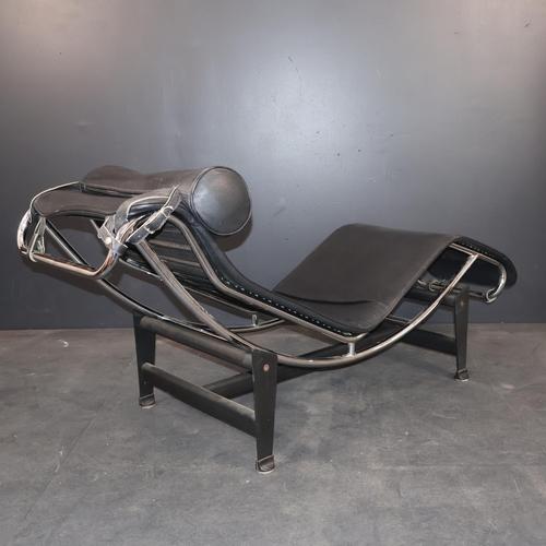 2018 - A reproduction Le Corbusier LC4 Chaise longue Lounge chair in black leather and chrome on metal crad... 