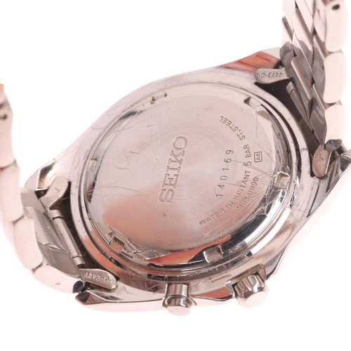 1015 - SEIKO - a stainless steel Kinetic automatic calendar bracelet watch, ref. 5M63-0B90, silvered dial w... 