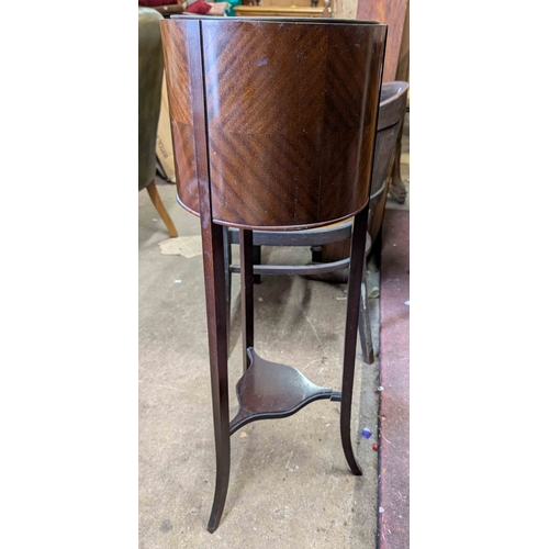 316 - An early 20th Century mahogany bookmatch veneered jardinière with metal liner, set on swept supports