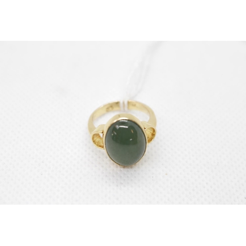 218 - Good Quality 18ct Gold Oval Cabochon Jade rub over ring 6g total weight