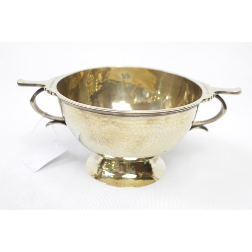 150 - Sebastian Garrard, Fine Edwardian Silver Gilt two handled bowl of planished finish, sytlised ring ha... 