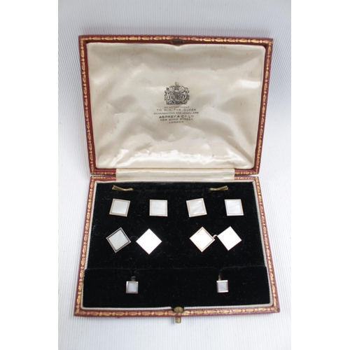 175 - A 9ct Mother of Pearl dress set, with belcher link connectors, 2cm long; with Four matching buttons ... 