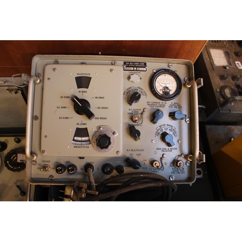 448 - US NAVY RF Signal Generator AN URM 25D