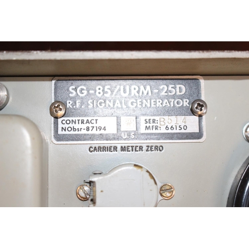 448 - US NAVY RF Signal Generator AN URM 25D