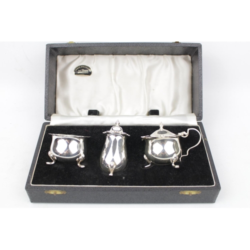 142 - Silver cruet set each on pad feet, Birmingham 1955. 116g total weight excluding Blue glass liners in... 