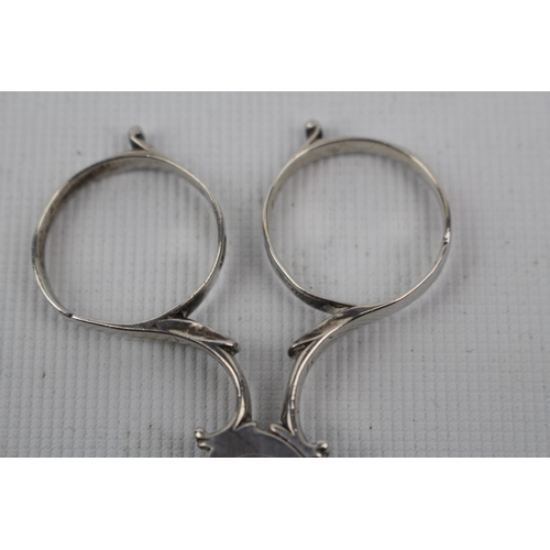 89 - Pair of Early George III sugar tongs of Scissor design possibly Thomas Streetin, 26g total weight