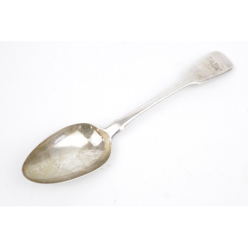 189a - A William Elliott of London, circa 1822, fiddle pattern table spoon with engraving to the top.