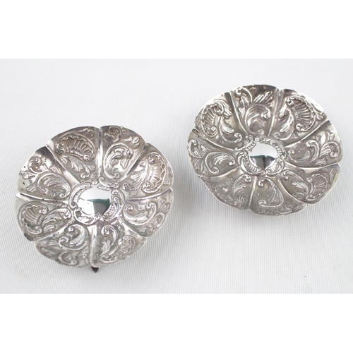 222 - Pair of Silver Foliate embossed continental dishes supported on leaf design feet 61g total weight