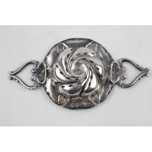 240 - Edwardian Silver Foliate design tea strainer by William Devenport Birmingham 1907. 20g total weight