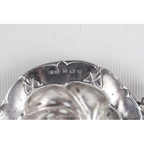 240 - Edwardian Silver Foliate design tea strainer by William Devenport Birmingham 1907. 20g total weight