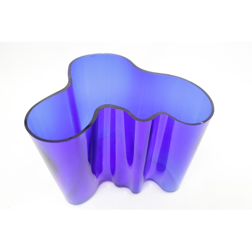 117 - Alvar Aalto limited edition Blue glass freeform vase 528 of 1990. 16cm in Height