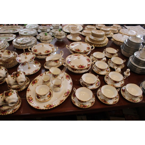 122 - Very Extensive Royal Albert Old Country Roses Tea and Dinner service. Comprising of Tureens, Plates,... 