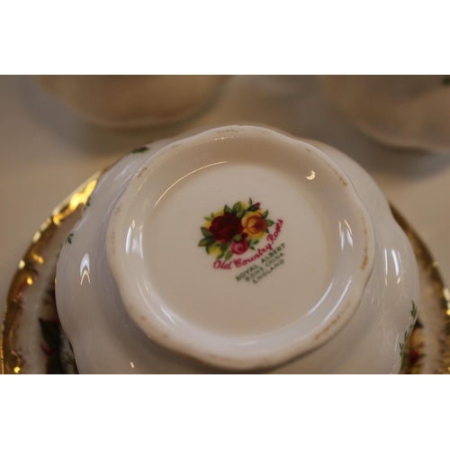 122 - Very Extensive Royal Albert Old Country Roses Tea and Dinner service. Comprising of Tureens, Plates,... 