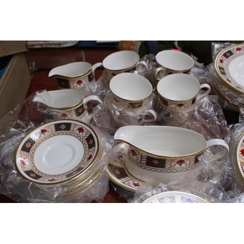 112 - Extensive Royal Crown Derby 'Derby Border' part dinner set comprising of 7 Dinner Plates, 8 Side pla... 