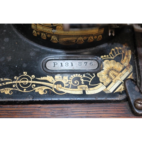 34 - Singer Sewing machine P181876in oak case