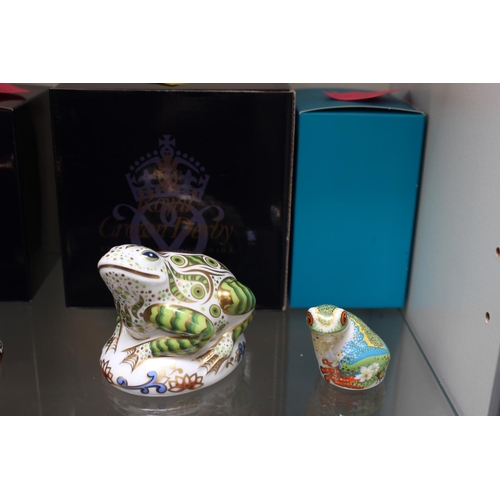 83 - Collection of 2 Royal Crown Derby paperweights to include Toad & Frog with Gold stoppers and boxes