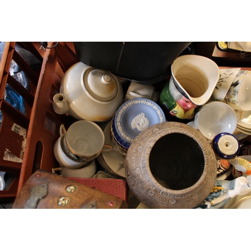 162 - Tray of assorted Ceramics and collectables inc. Wedgwood, Copelands etc