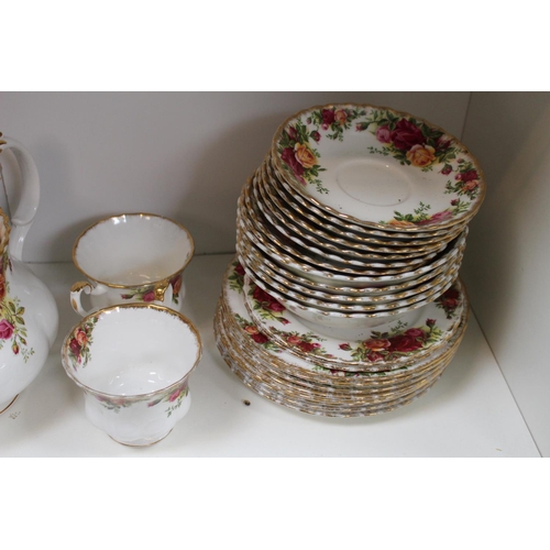 72 - Extensive Royal Albert Old Country Roses part dinner set