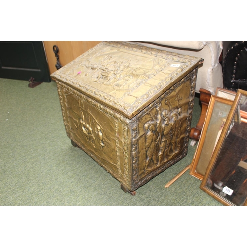 162 - Tray of assorted Ceramics and collectables inc. Wedgwood, Copelands etc