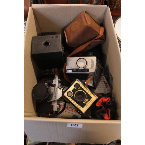 121 - Collection of assorted Cameras inc. Praktica, Kodak etc