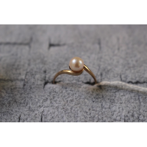 243 - Ladies 9ct Gold Pearl set ring Size N 1.4g total weight