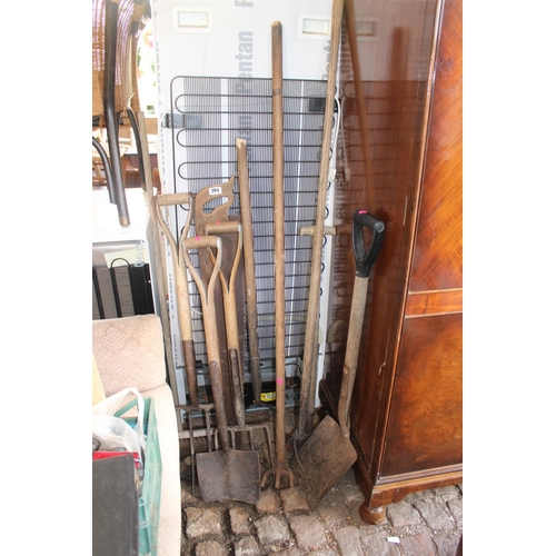 394 - Collection of assorted Garden Tools