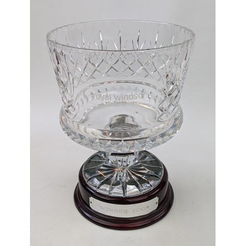 60 - Large Cut Glass Cystal Windsor horse Race Trophy Winner 2005 on plinth .26.5cm in Height