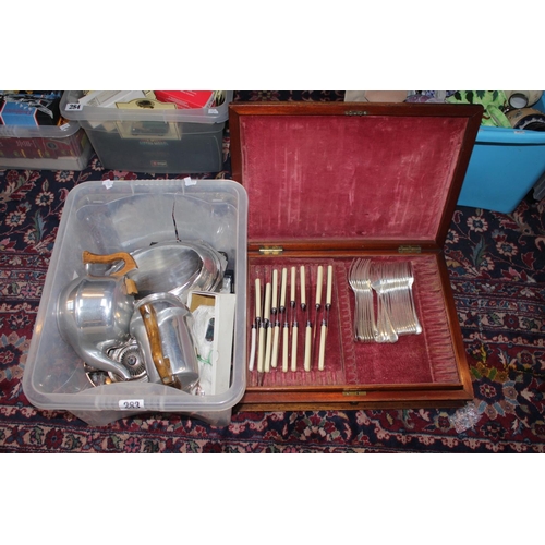 283 - Collection of assorted Silver plated tableware's and a cased SIlver plated set of flatware