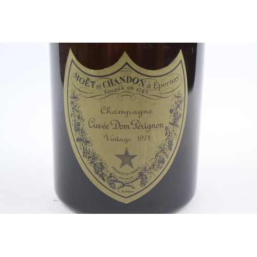 123 - Bottle of Moet et Chandon Champagne Cuvee Dom Perignon Vintage 1971 with good quality seal - Level 1... 