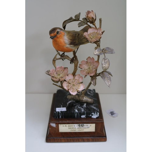 54 - Albany Fine China Robin modelled to commemorate HM Queen Elizabeth II Silver Jubilee 1952 - 1977 on ... 