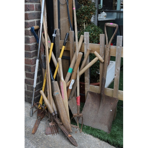 336 - Collection of assorted Garden tools