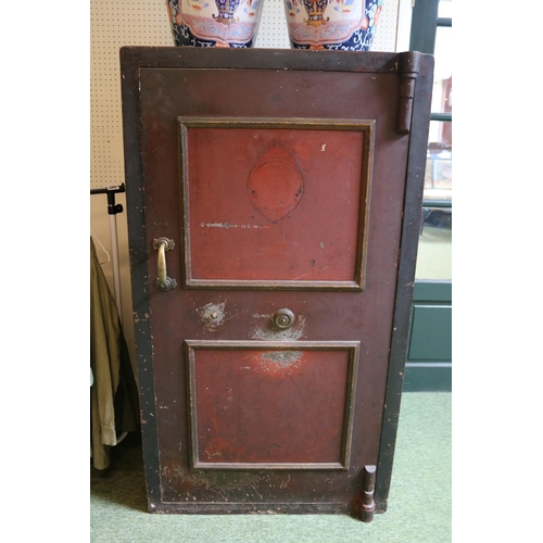 456 - Very Large Late 19thC Cast Iron Safe with keys (needs attention to handle but fully working 137cm in... 