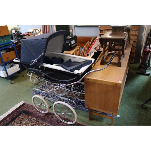 289 - Handmade Silver cross Coach built pram in fantastic Condition