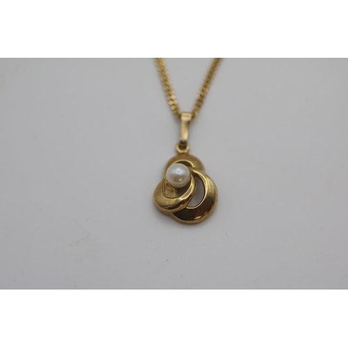 374 - Ladies 9ct Gold Cultured Pearl pendant on chain 4.3g total weight