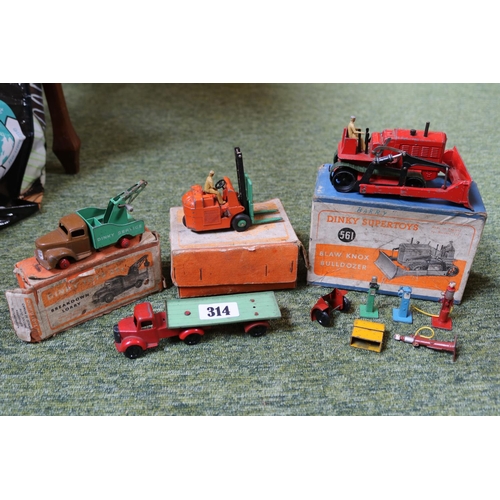 314 - Collection of Dinky to include Blaw Know Bulldozer 561, Breakdown Lorry, Coventry Climax Forklift et... 