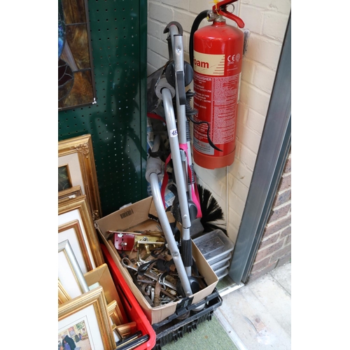 487 - Collection of assorted Tools, Nails and a Cycle rack