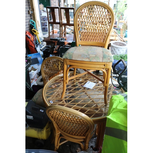 510 - Cane Circular table with glass top ands a set of 4 upholstered chairs