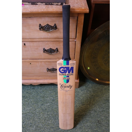 99 - Gunn & Moore cricket bat signed by Nottinghamshire 1992 & Durham 1992 to reverse