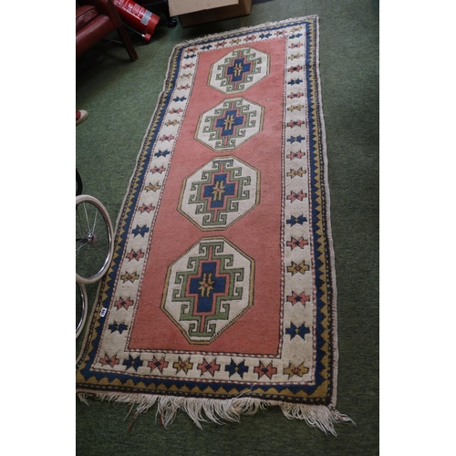 199 - 20thC Beige and Salmon runner with tassel ends with 4 central medallions 220cm in Length