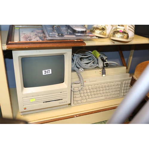 247 - APPLE MACINTOSH SE COMPUTER 32cm high, with mouse, keyboard and power input