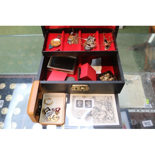 271 - Collection of assorted Jewellery inc. Earrings, Brooches and assorted Jewellery