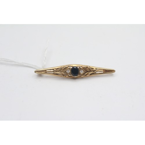 300A - 9ct stone set Victorian style bar broach, 4g.