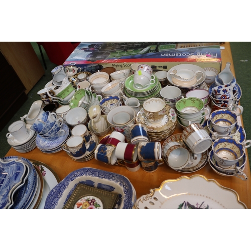 305 - Large collection of 19thC English Tea ware, Teacups, Saucers inc Minton, Ridgway etc