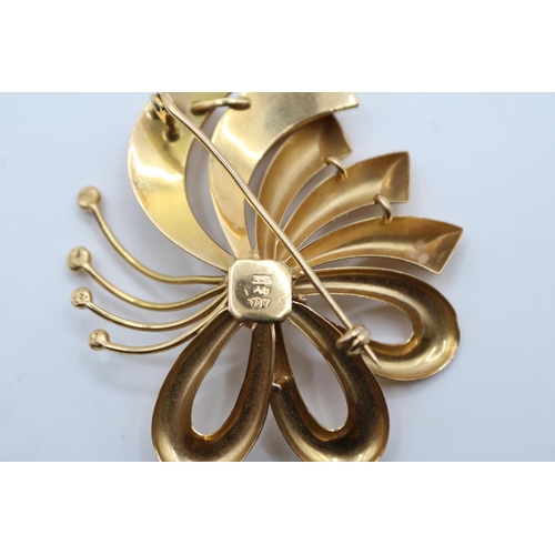 156 - 18ct Gold Illusionist Floral brooch. 5cm in diameter. 11.5g total weight