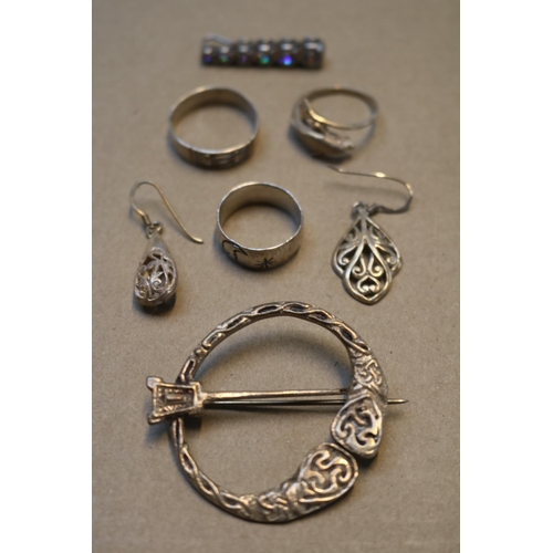 291 - Iona Scottish Silver Circular brooch and a collection of assorted Jewellery