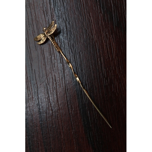 361 - 9ct Gold Dragonfly design stick pin 1g total weight. 60mm in length