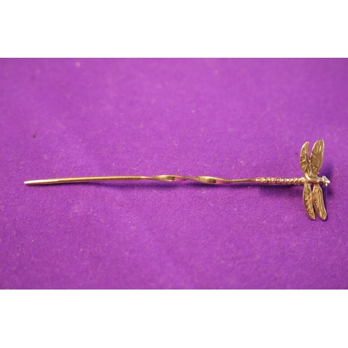 361 - 9ct Gold Dragonfly design stick pin 1g total weight. 60mm in length